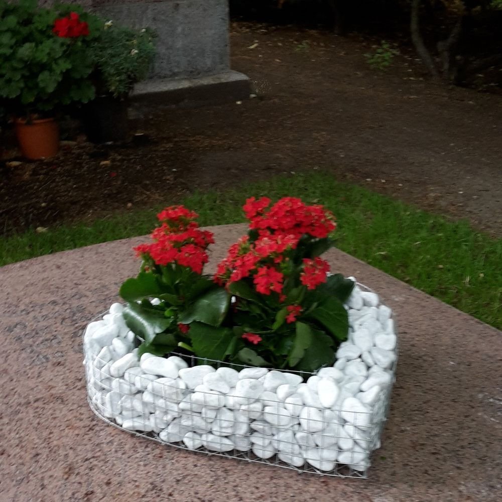 Клумба корзина из камней