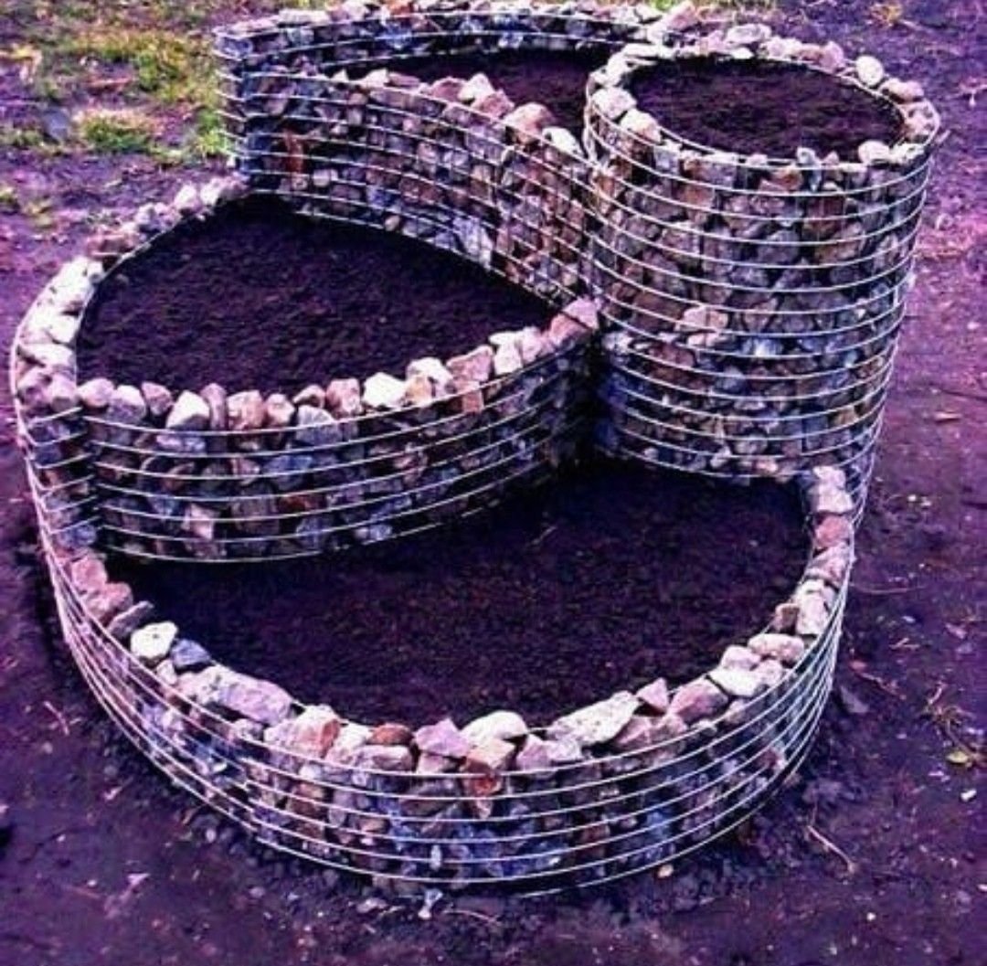 Клумба из сетки и камней