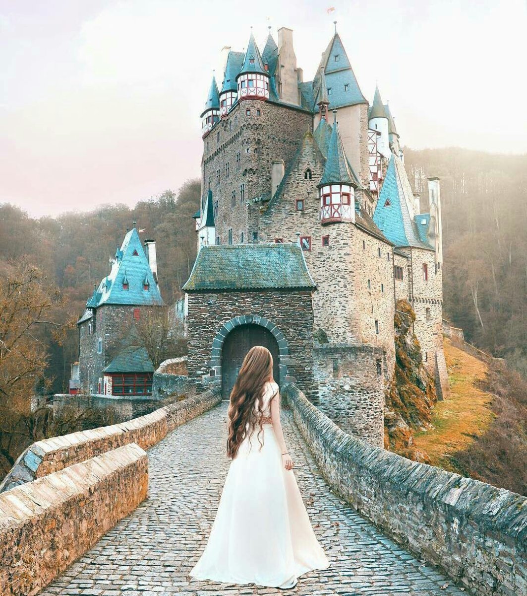 Маленькая принцесса замок. Замок Гарибальди свадьба. Сказочный замок. Замок принцессы. Принцесса возле замка.
