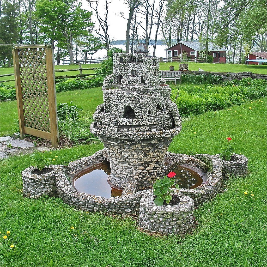 Декоративный замок для сада