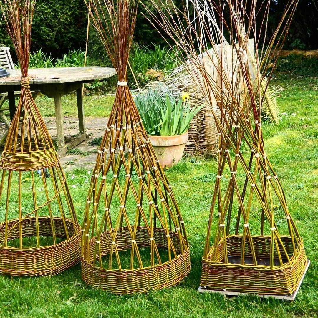 Клумбы из ивовых прутьев