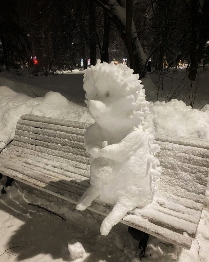 Снежные фигуры на лавочке