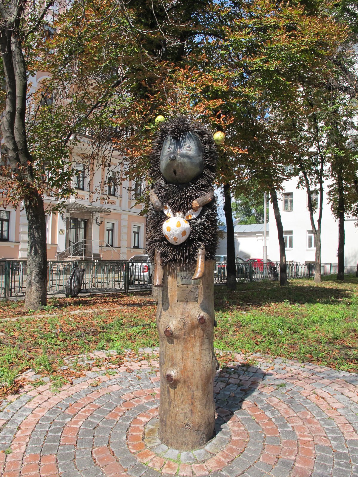 Памятник ежику в тумане в Киеве