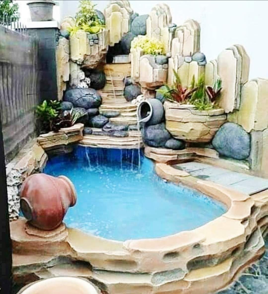 Relief kolam Hias
