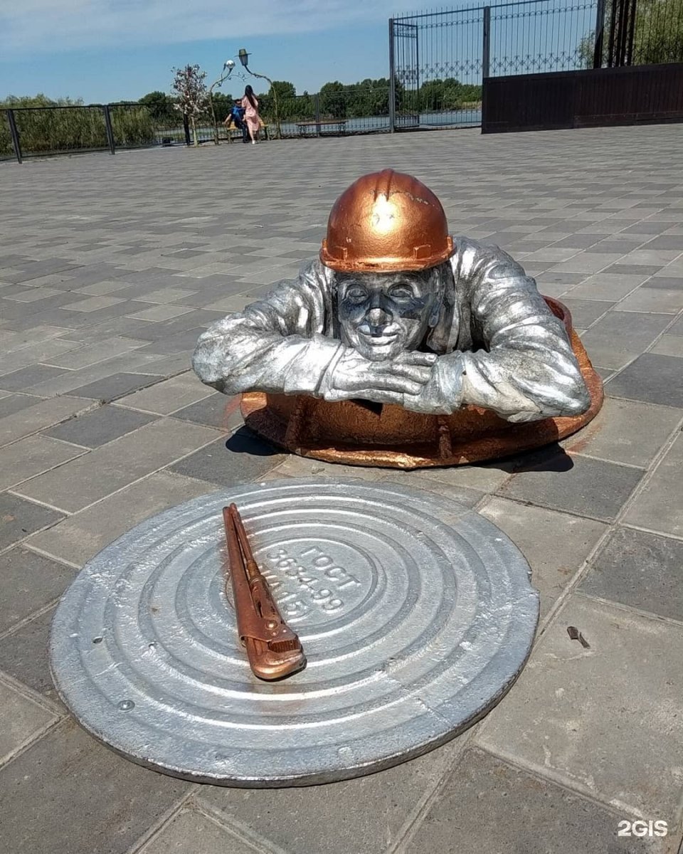 Статуя кольцо в Геленджике