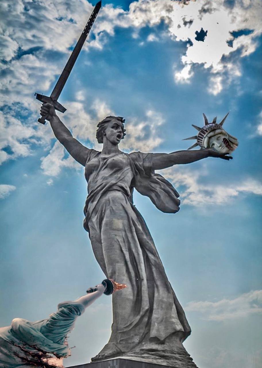 Скульптура женщины с мечом