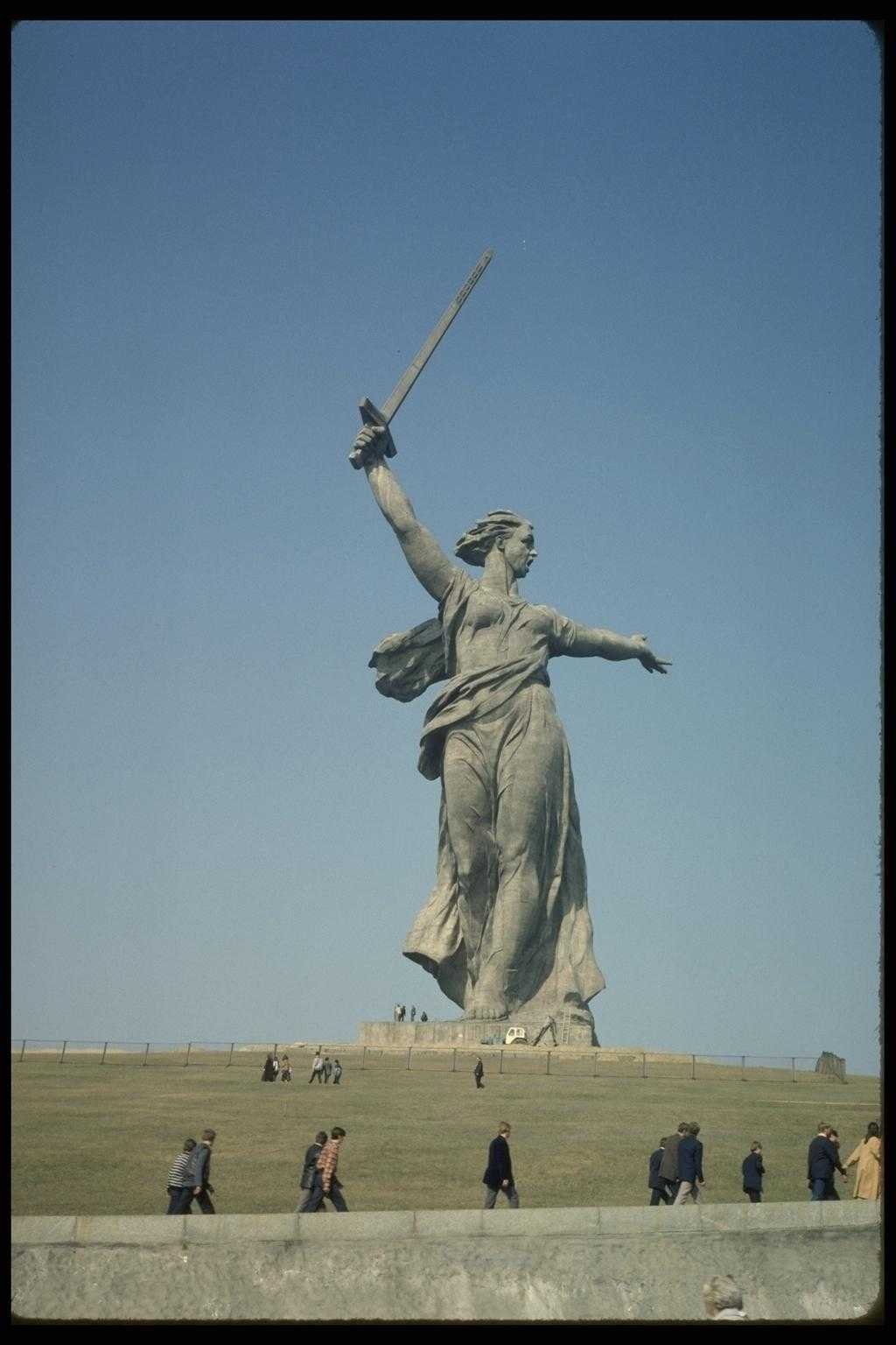 Памятник девушка с мечом
