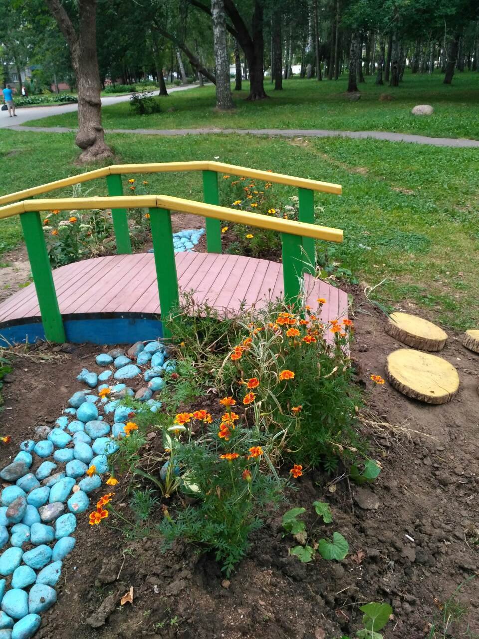 Клумба с мостиком