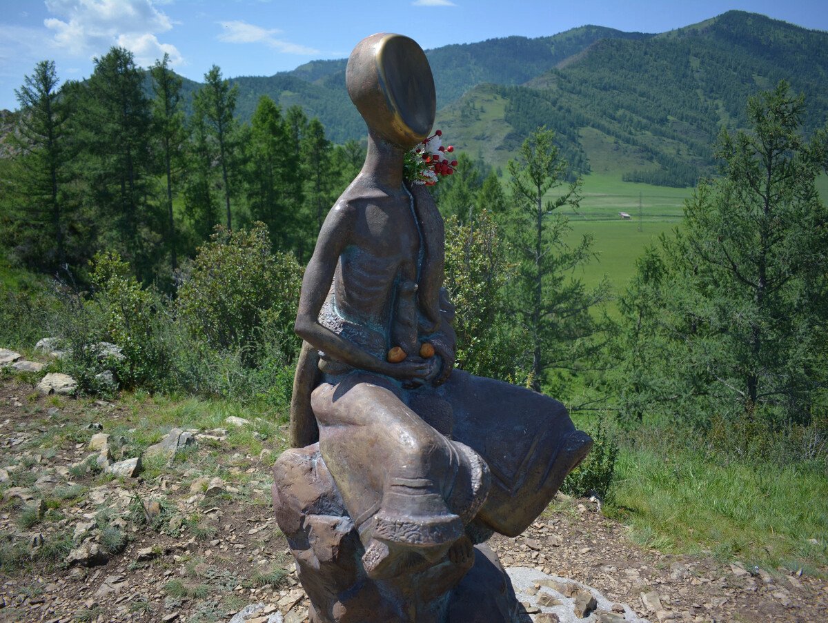 Памятник мальчику с сусликом в Горном Алтае