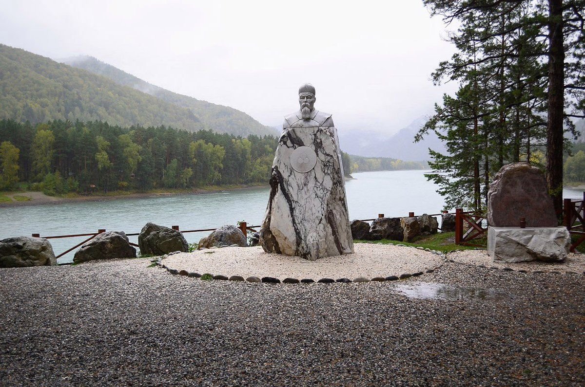 Памятник Рериху горный Алтай