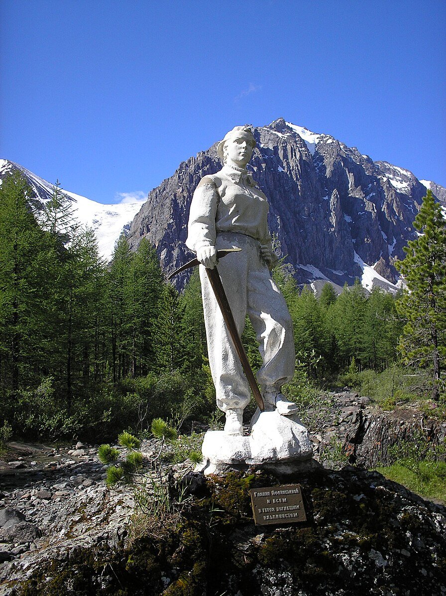 Актру памятник альпинистам