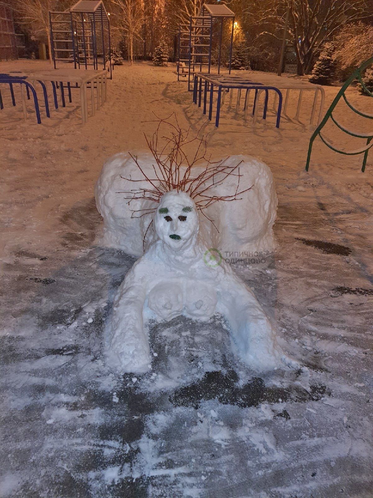 Фильм день сурка скульптура из снега