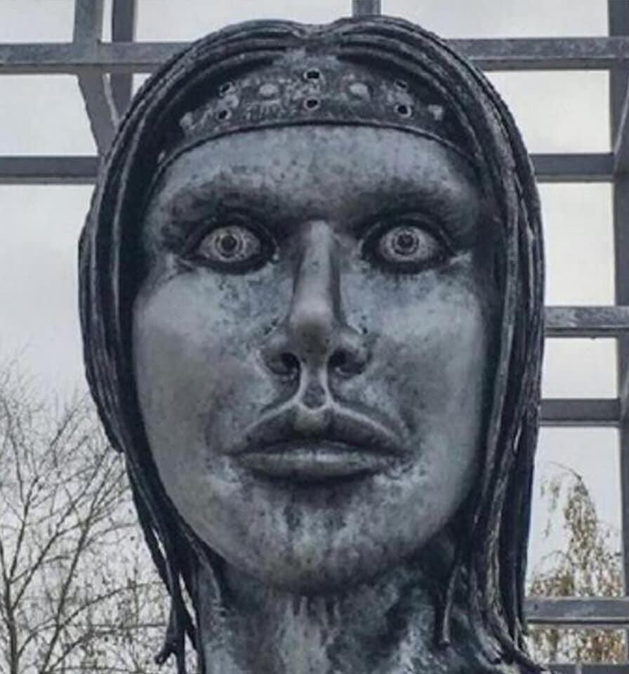 Памятник Аленке в Воронеже