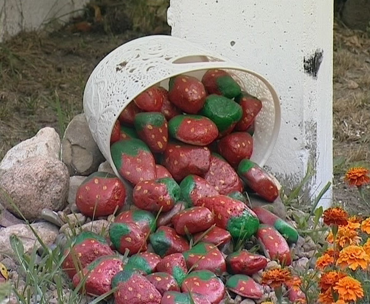 Декор клубники в саду