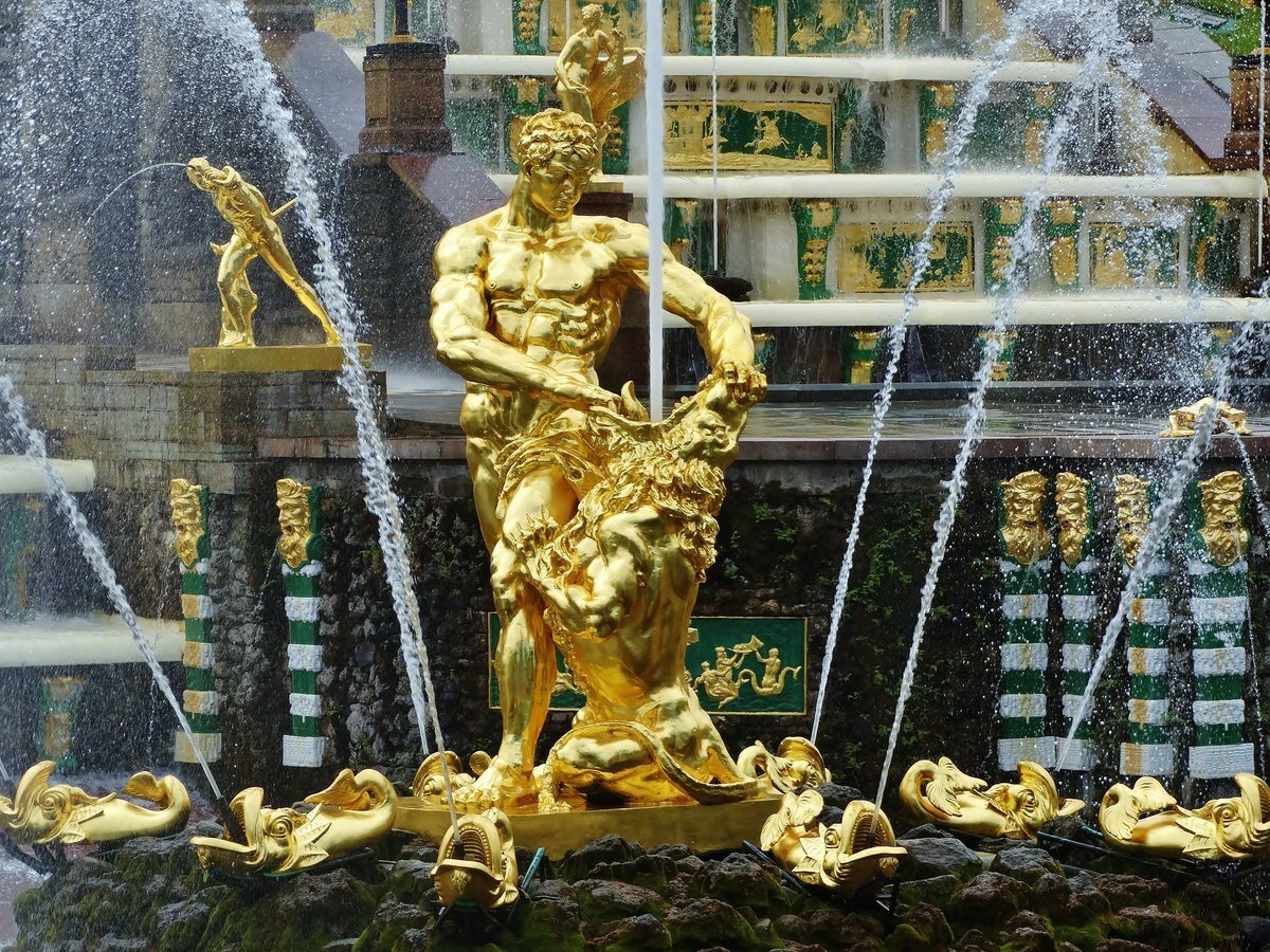 Статуя Самсона в Петергофе