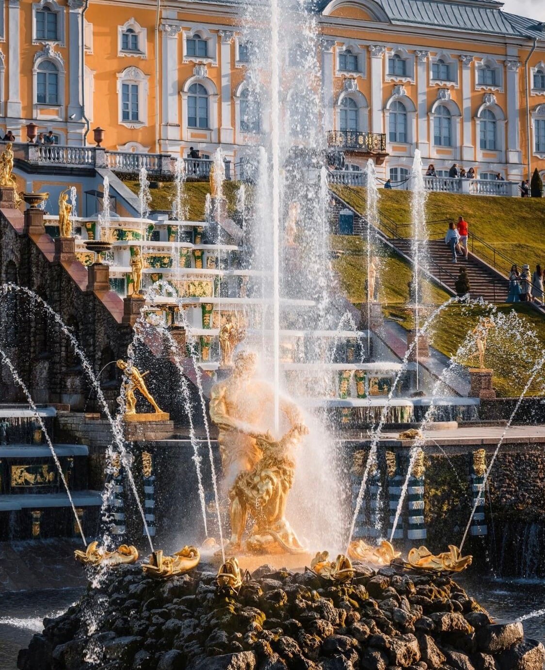 Скульптура самсона в центральном фонтане
