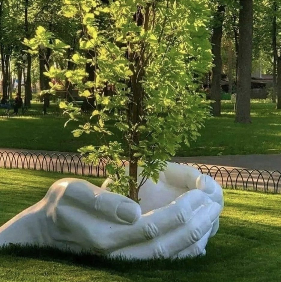 Скульптура руки из земли и дерево