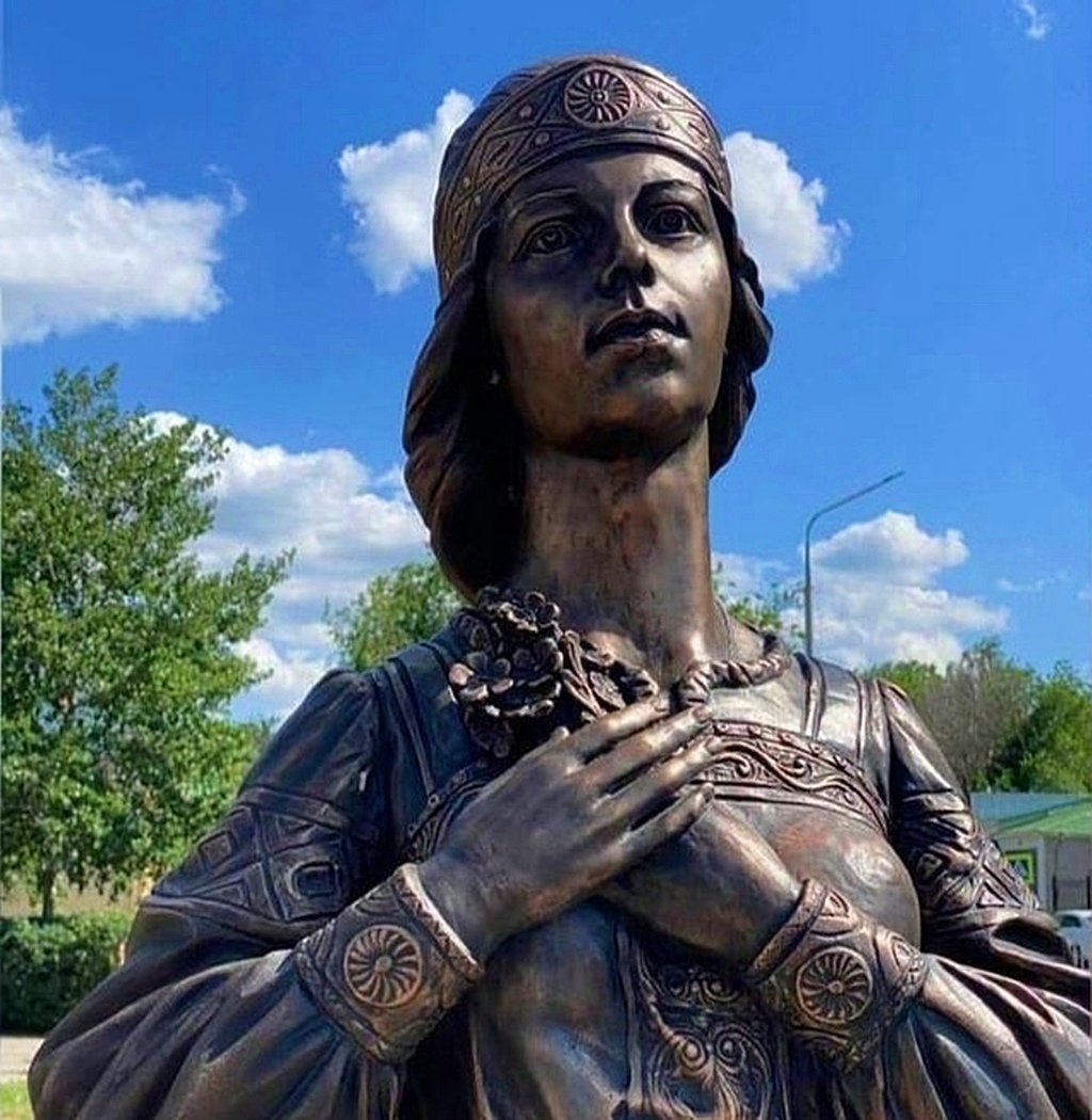 Памятник Аленке в Нововоронеже