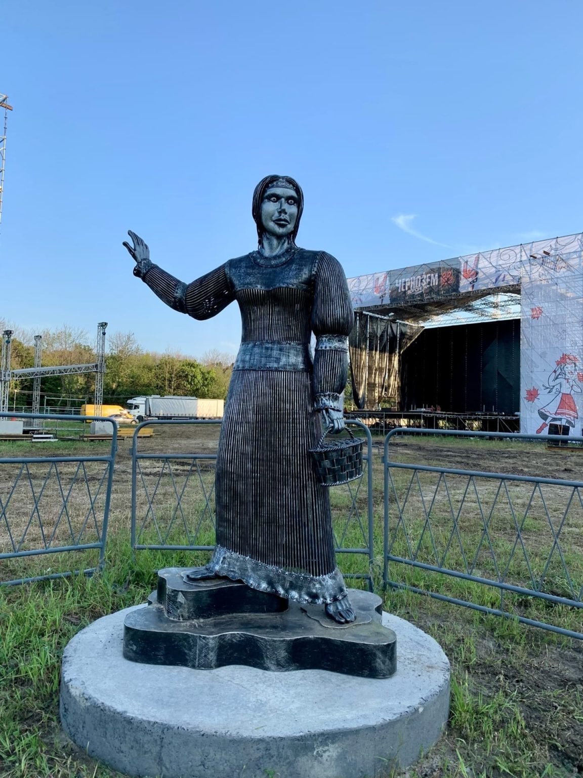 Статуя Аленки в Воронежской области