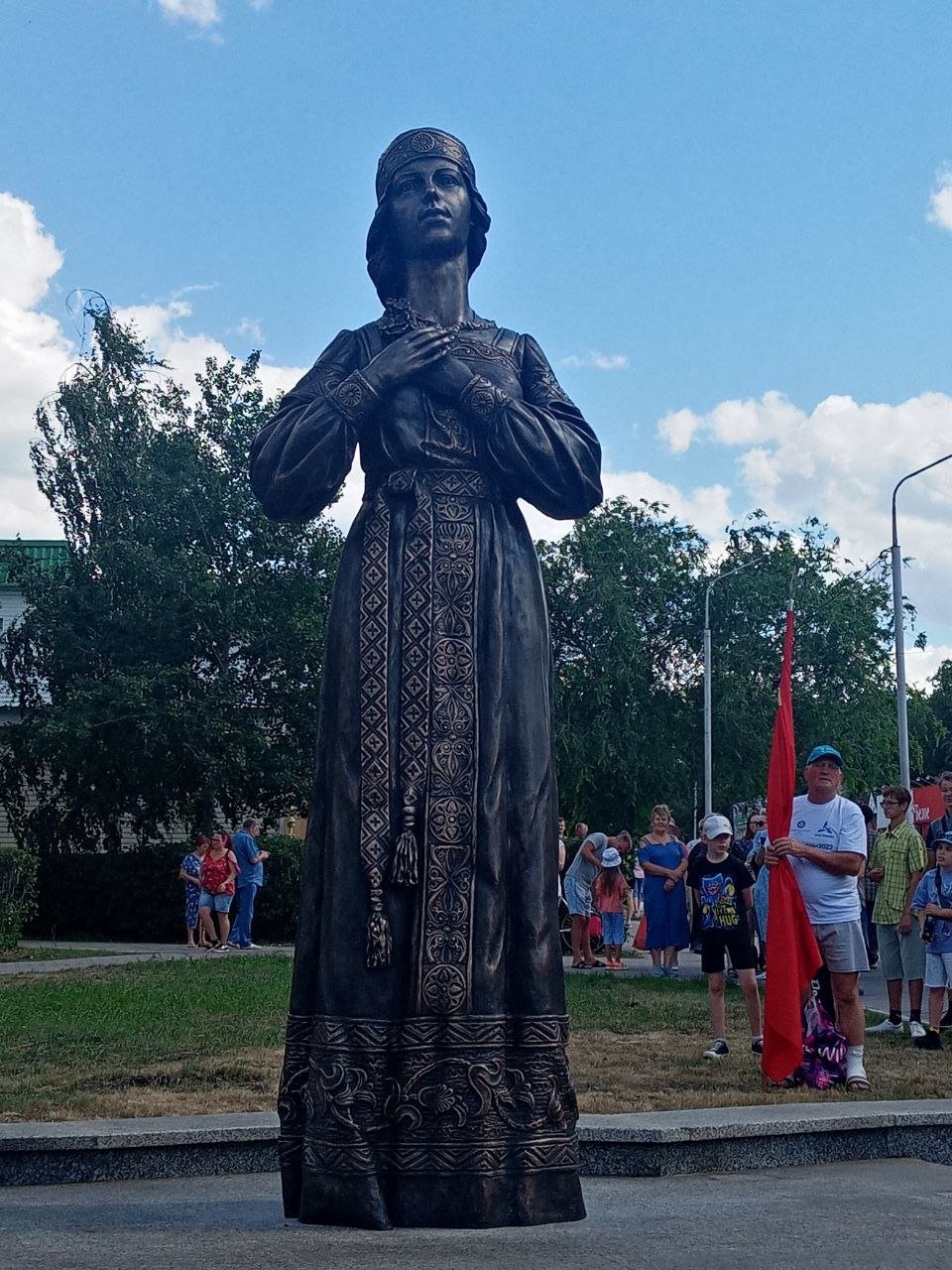 Новый памятник Аленке в Нововоронеже