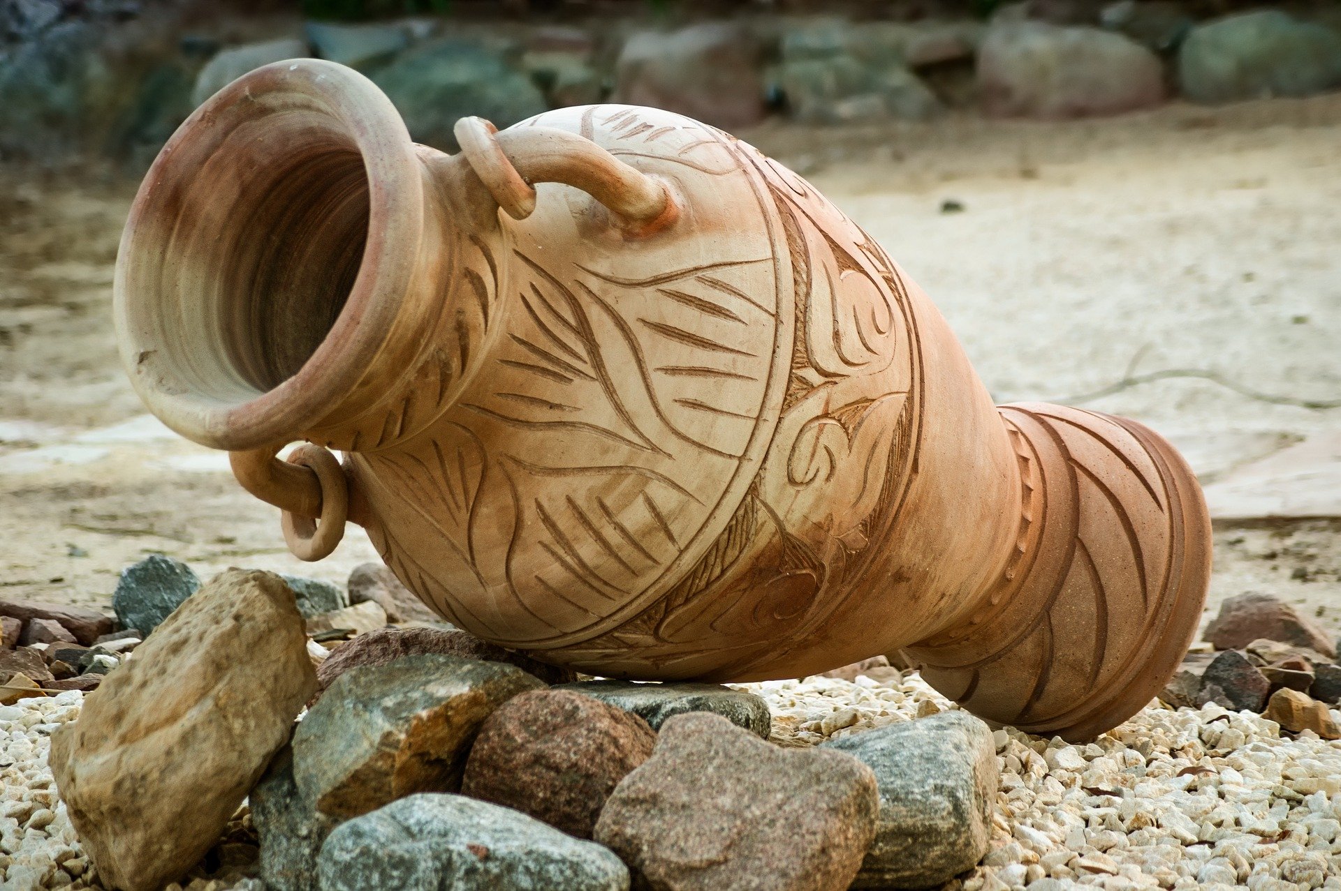 Глиняный сосуд для воды. Дагестанский водоносный кувшин. Старинный кувшин. Древний глиняный кувшин. Старинные кувшины из глины.