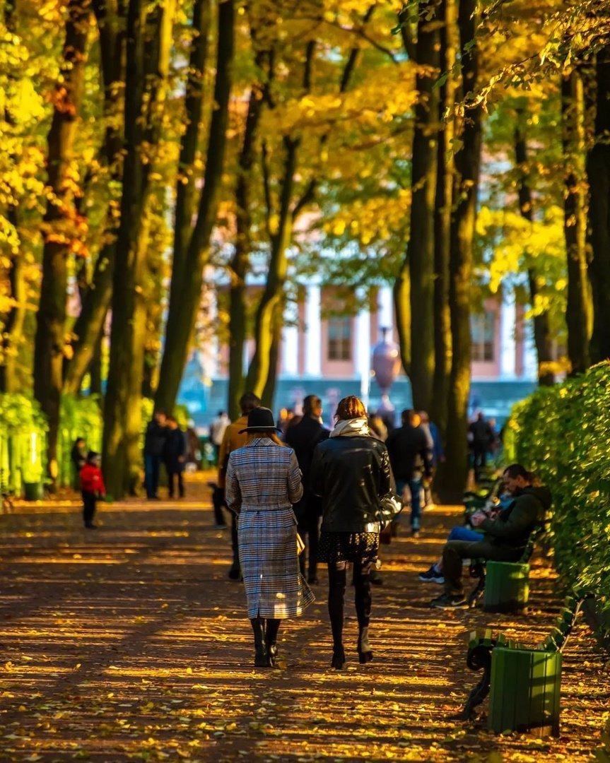 Золотая осень в летнем саду в Санкт-Петербурге