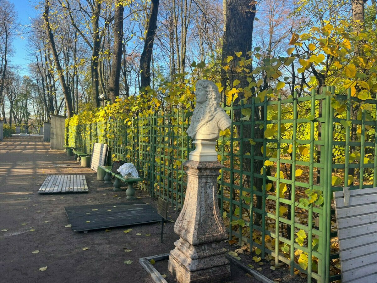 Скульптура Дианы в летнем саду СПБ