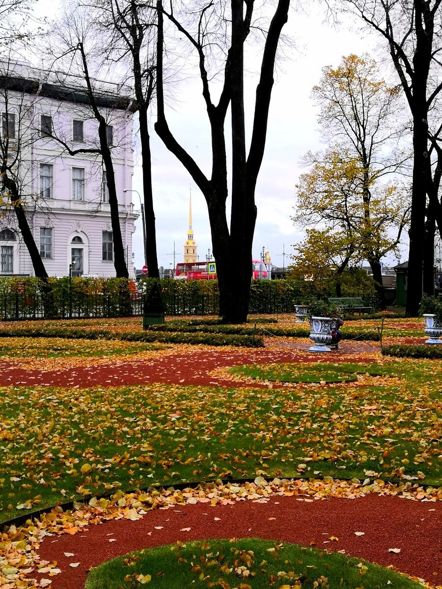 Летний сад в Санкт-Петербурге осенью