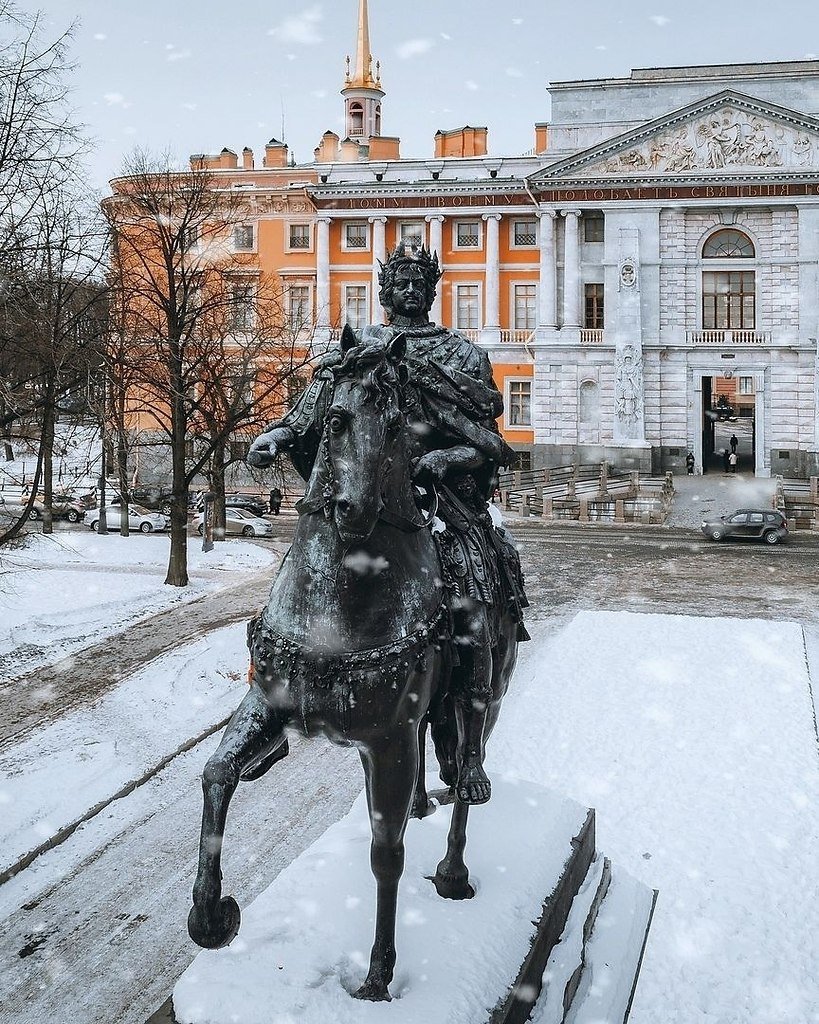Памятник Петру 1 в Санкт-Петербурге у Михайловского замка