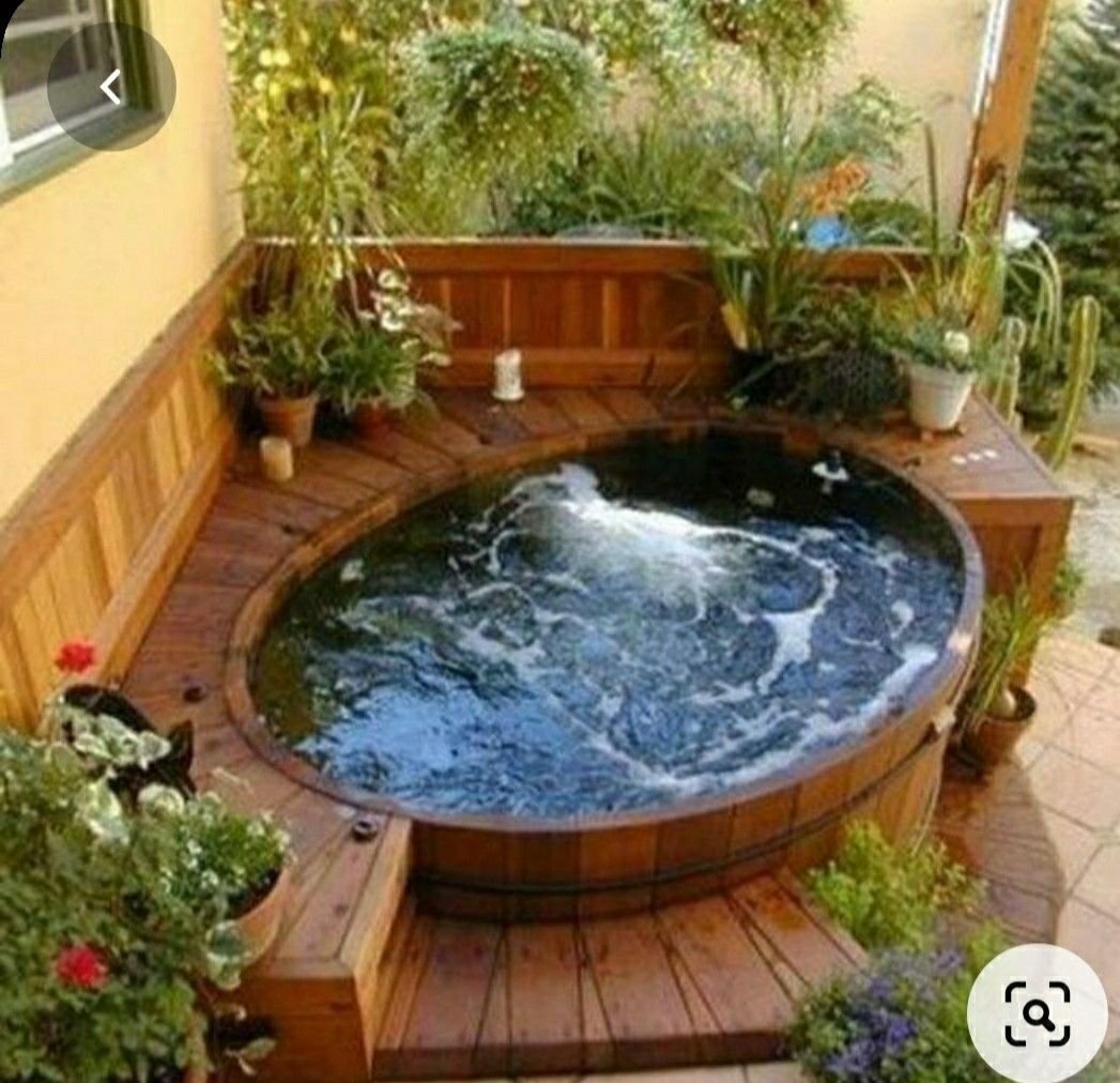Маленький бассейн в саду
