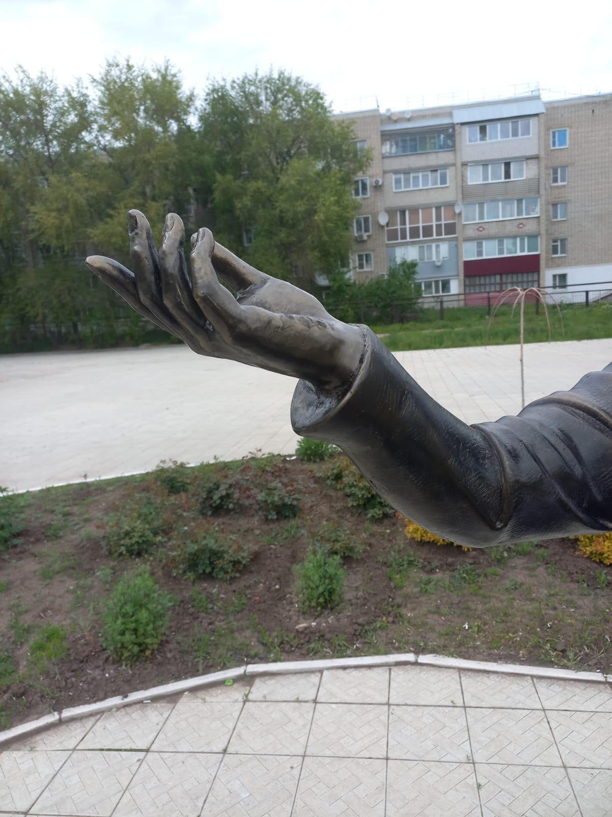Памятник рука белая