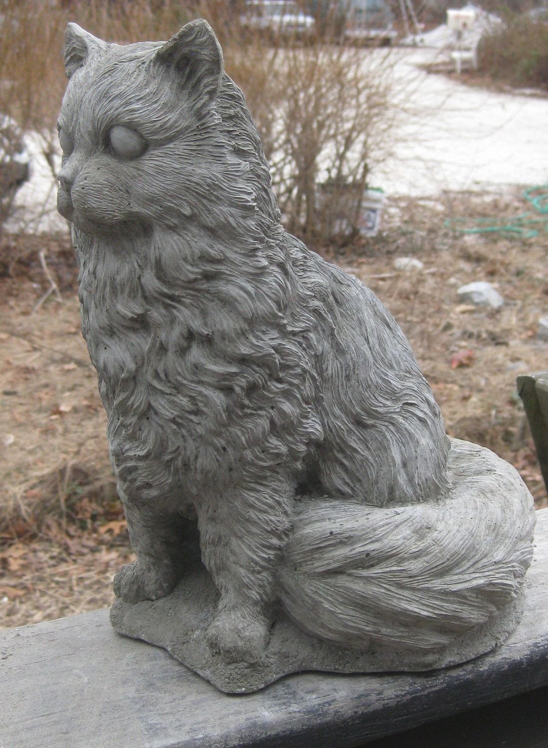 Кошка из цемента