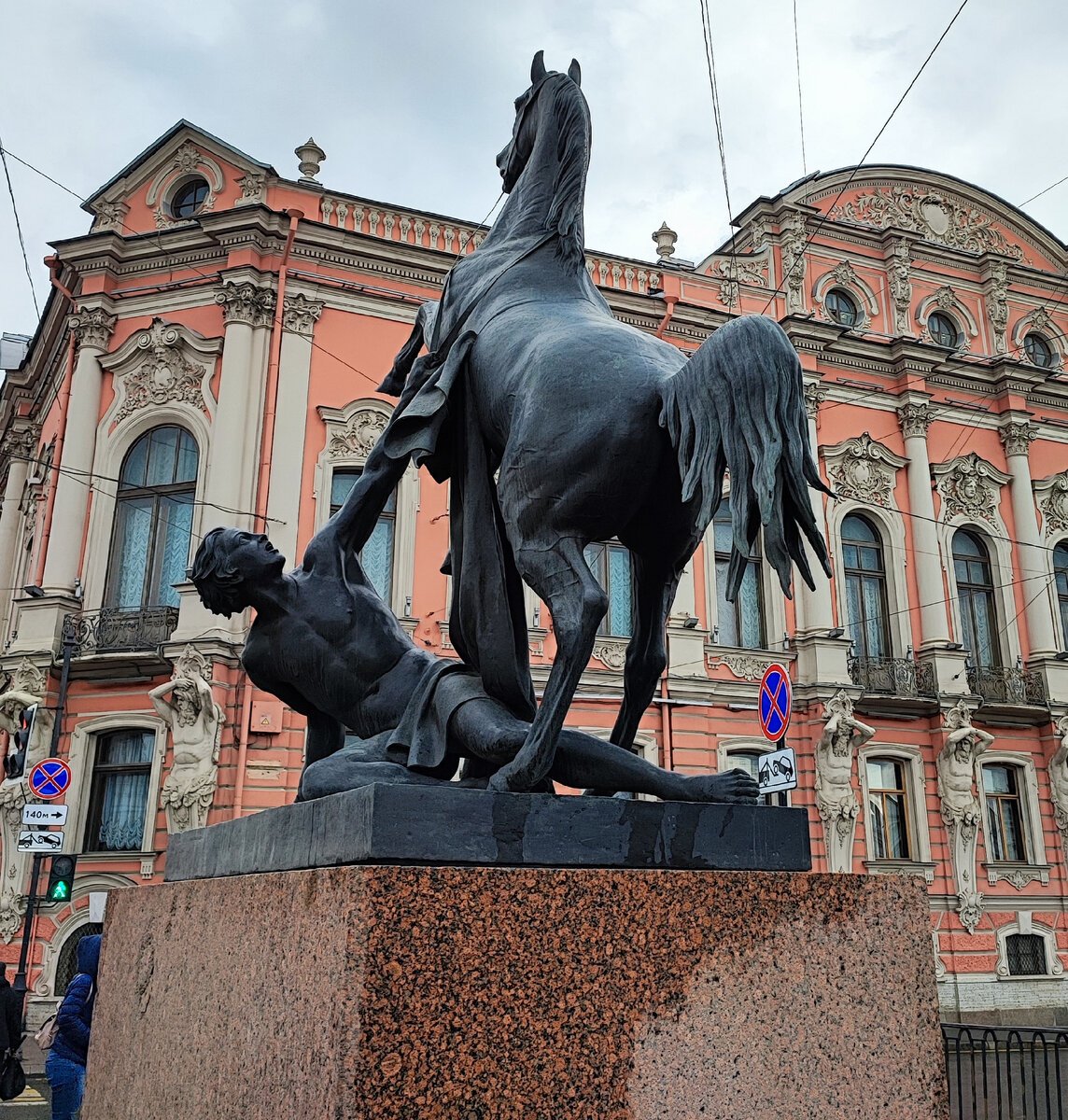 Скульптуры на аничковом мосту