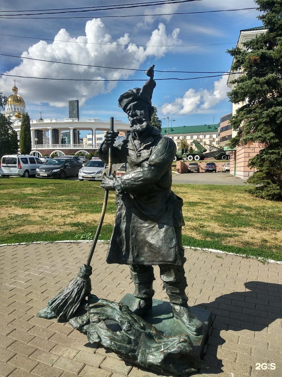Памятник дворнику Саранск