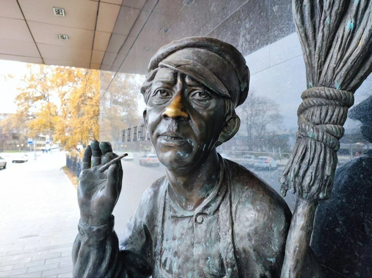 Памятник дворнику Кировск