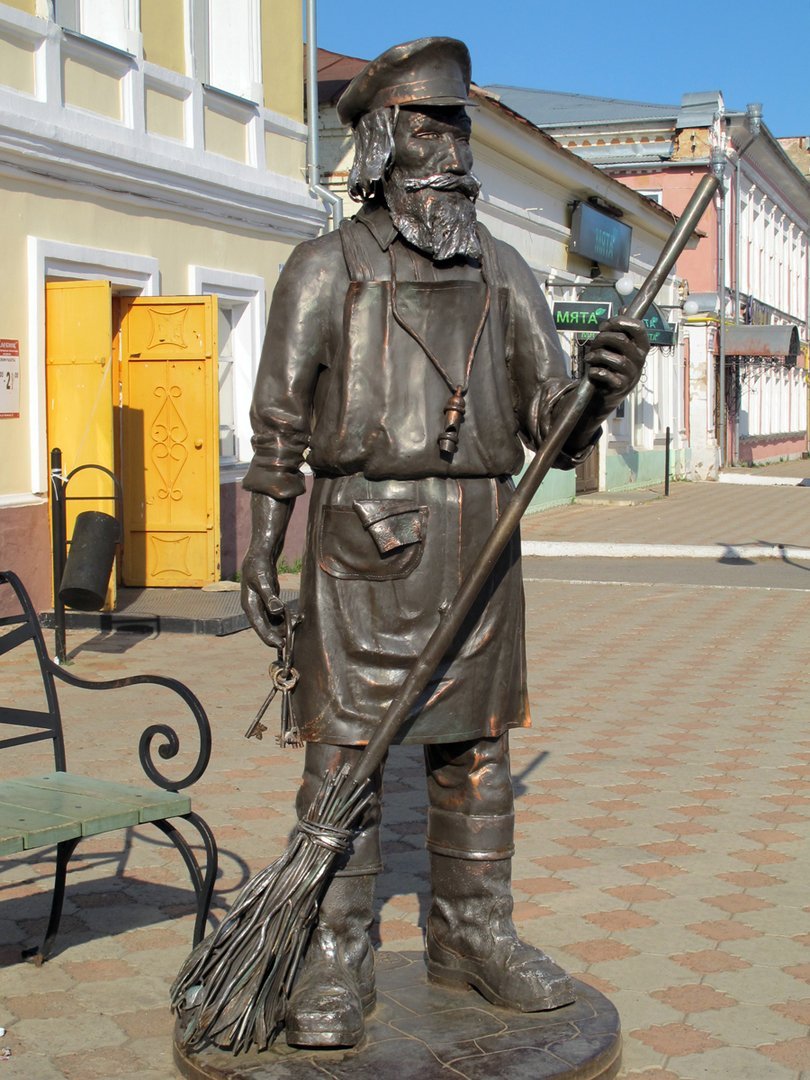 Памятник дворнику на пересечение улиц Бажова и Малахитовой.