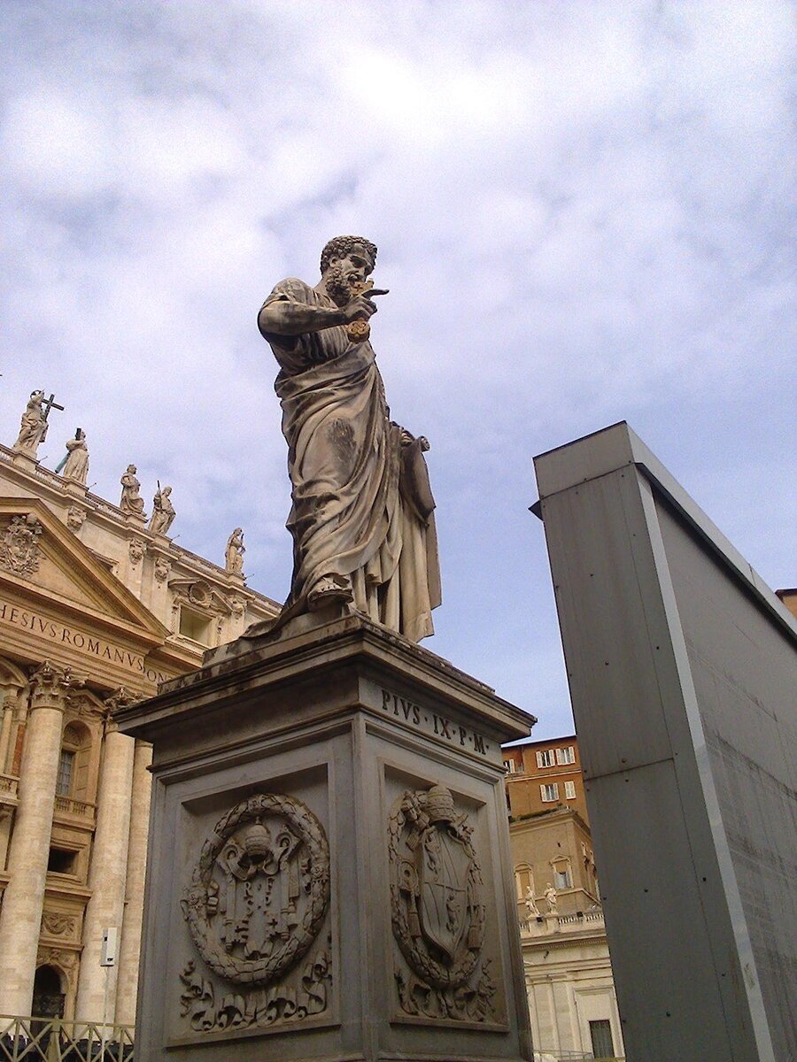 Памятник святого петра. Статуя Святого Петра Рим Ватикан. Статуя апостола Петра в Ватикане.