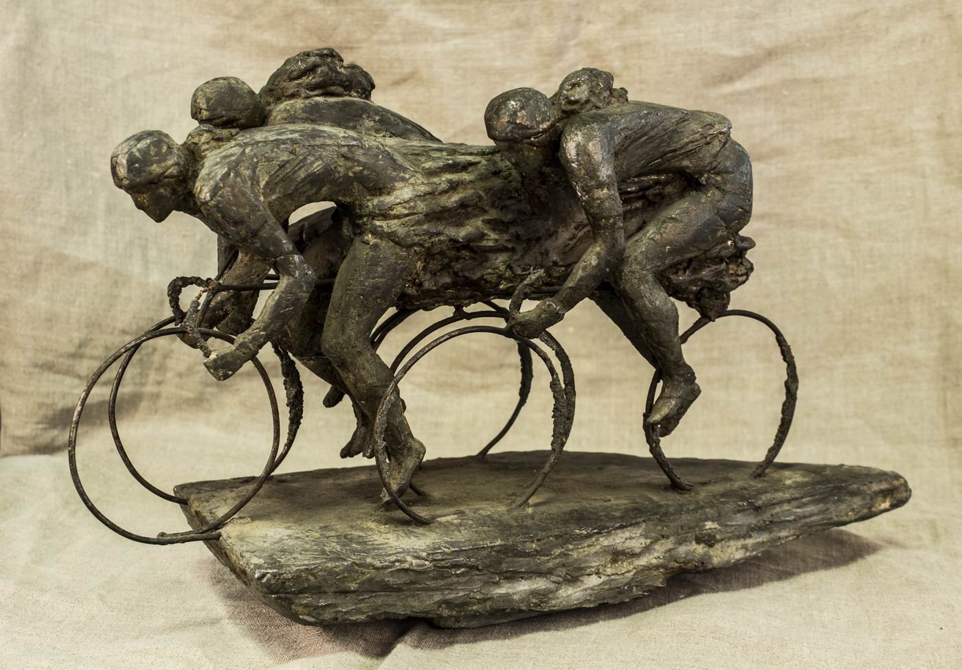 Известные скульптурные композиции. Скульптура футболисты Чайкова. «Мостостроитель» (1921) скульптура Чайкова.
