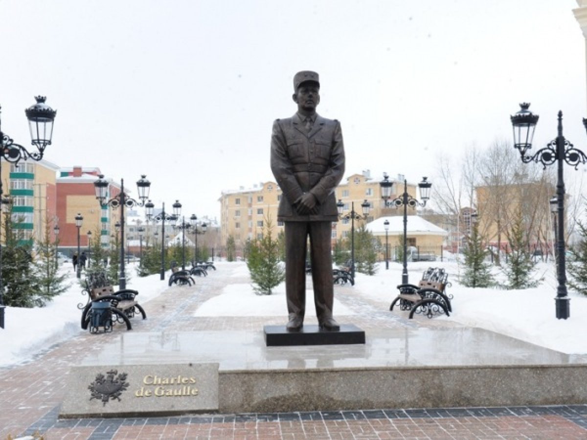 Памятник Шарля де Голля в Астане