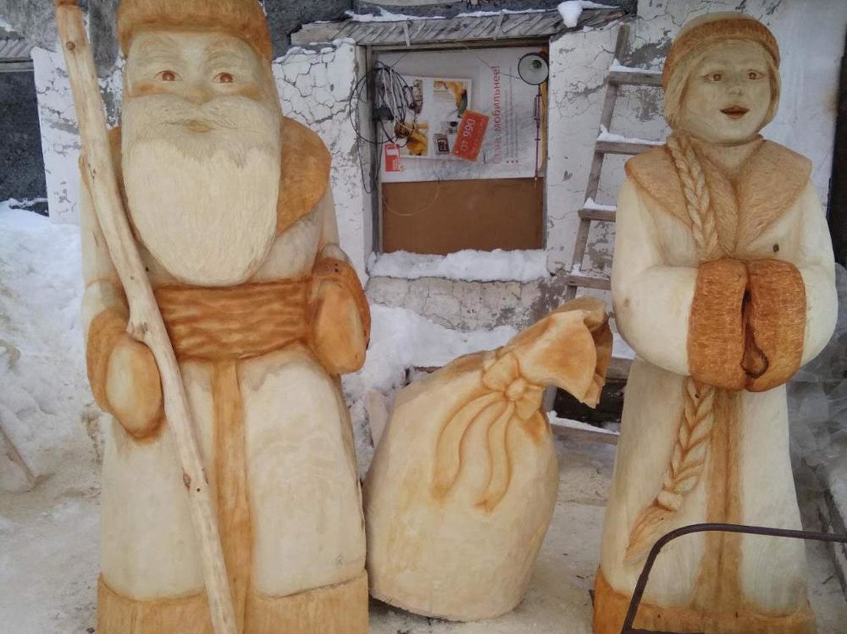 Новогодняя скульптура из дерева