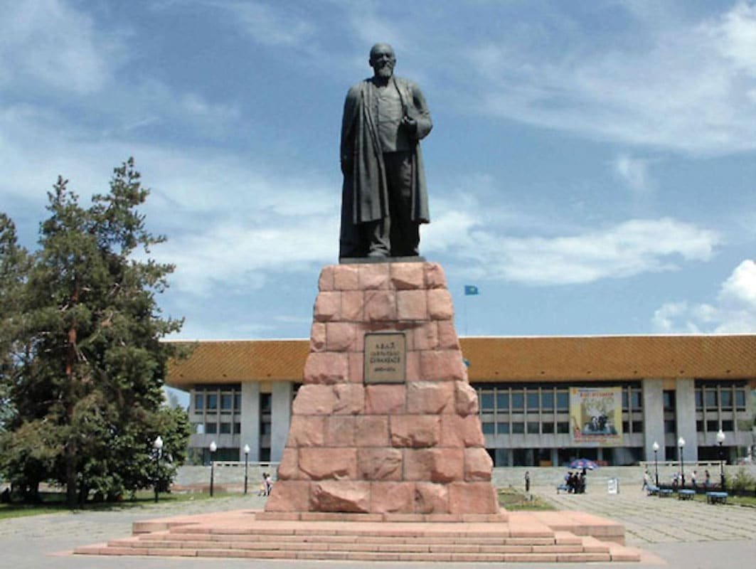 Памятник Абаю в Алматы