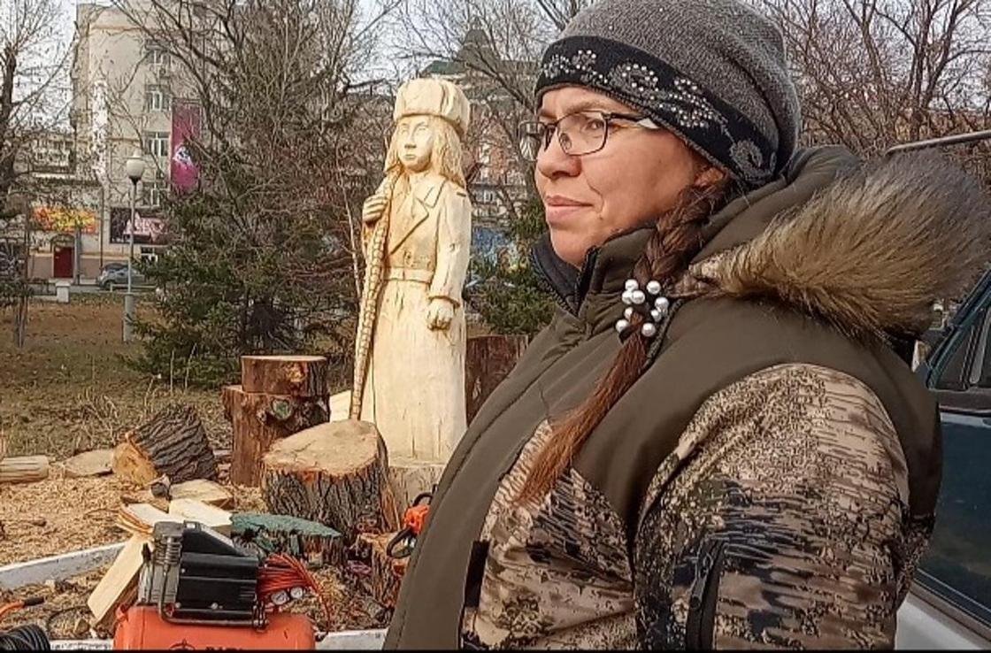 Памятник Маншук Маметовой деревянный