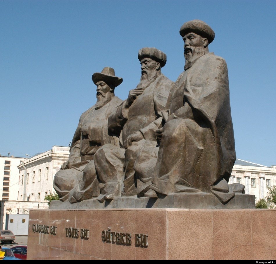 Памятник казахским Биям в Астане