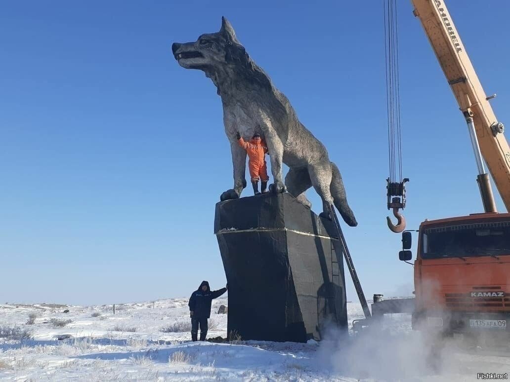 Памятник волку в Казахстане