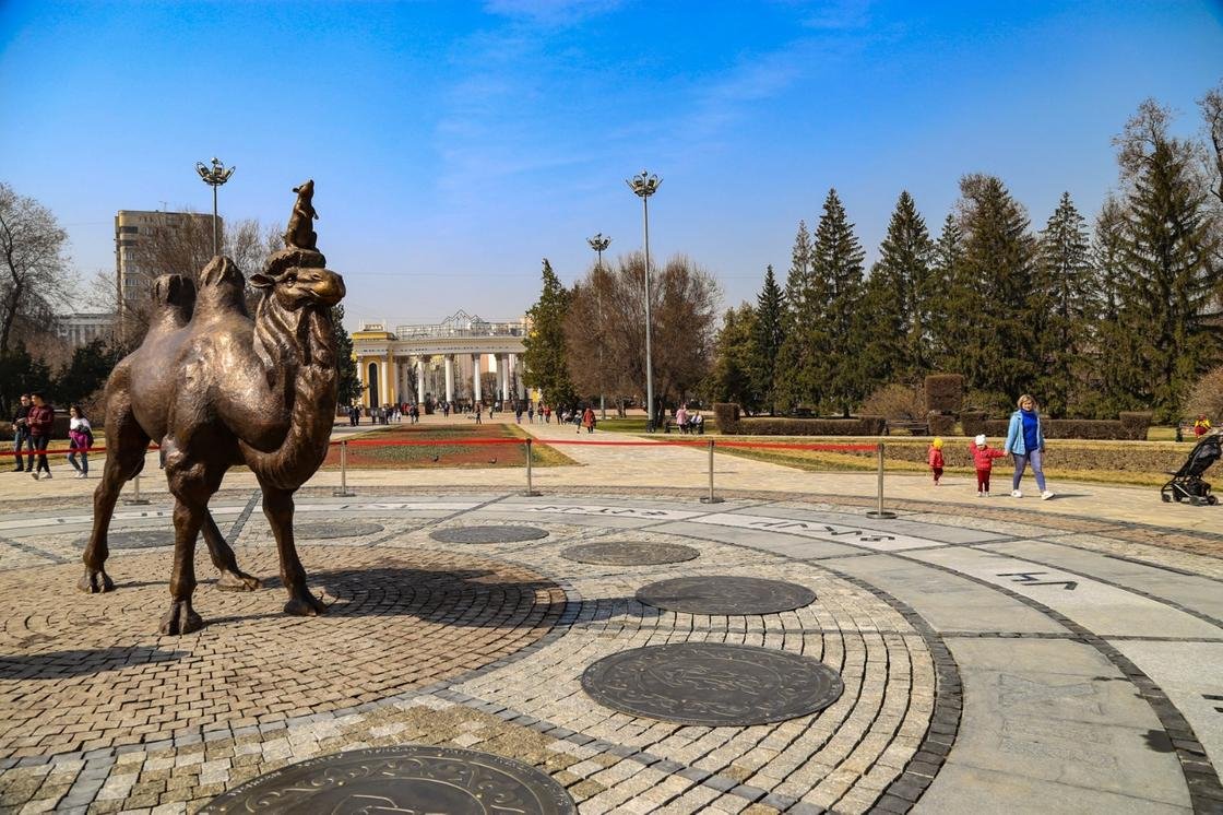 Алматы памятник верблюдам