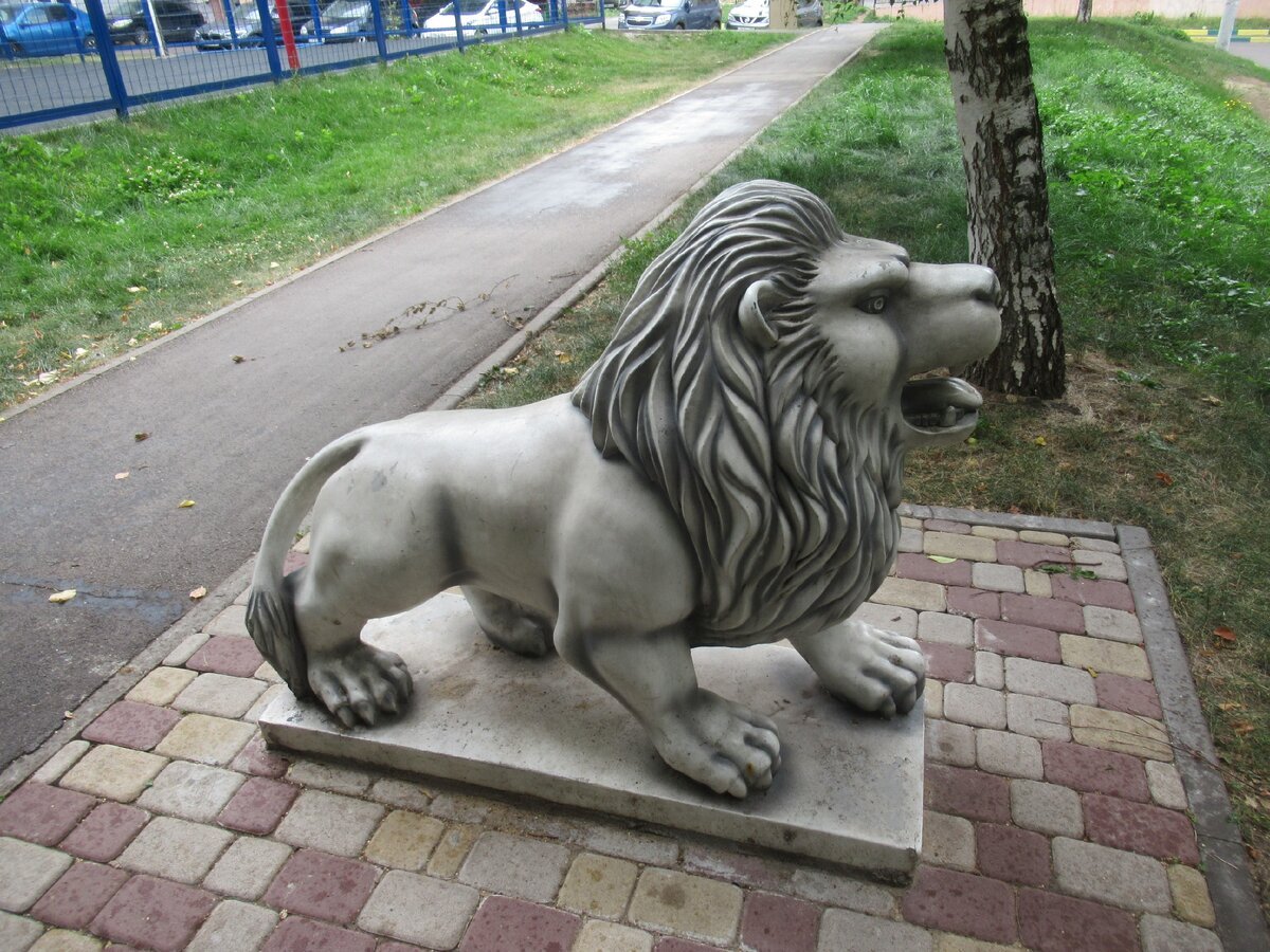 Спящие львы скульптуры