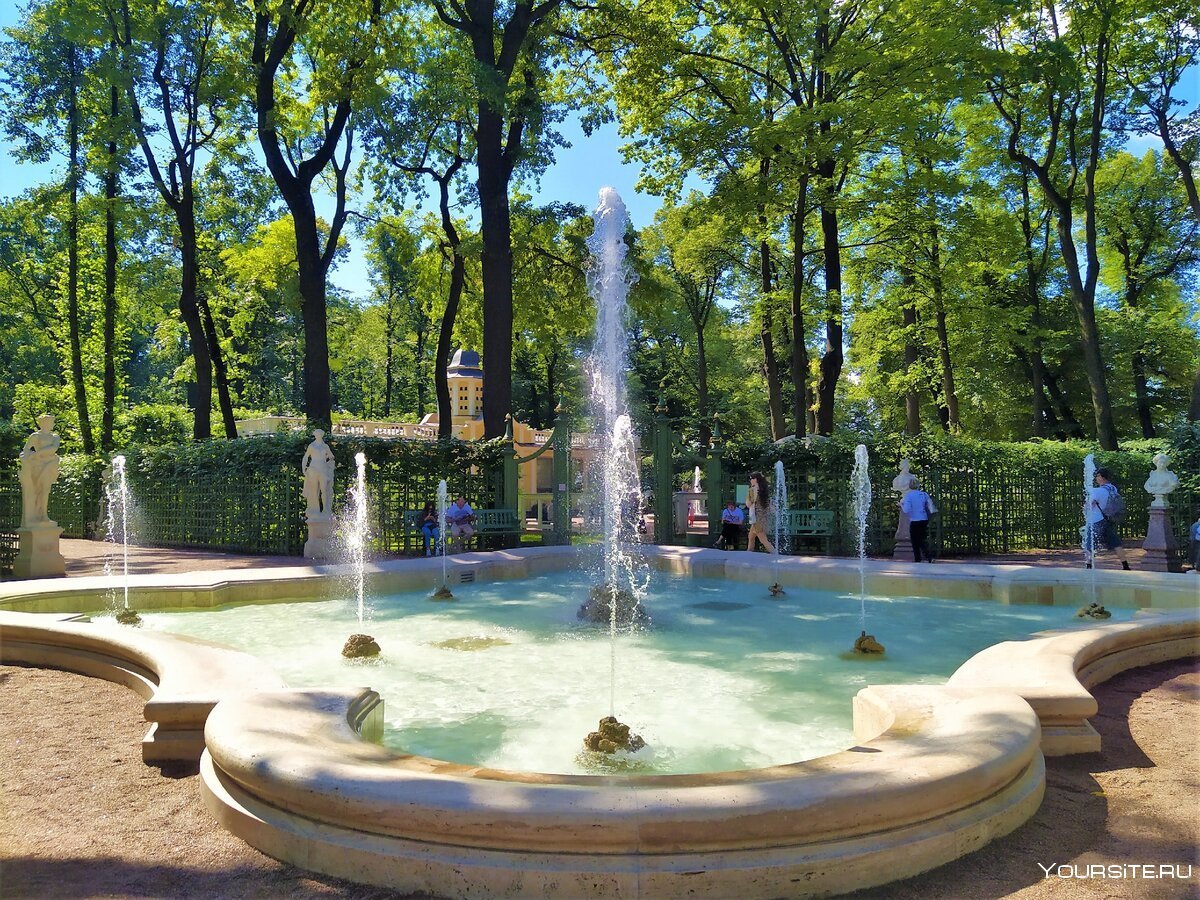 Коронный фонтан в летнем саду