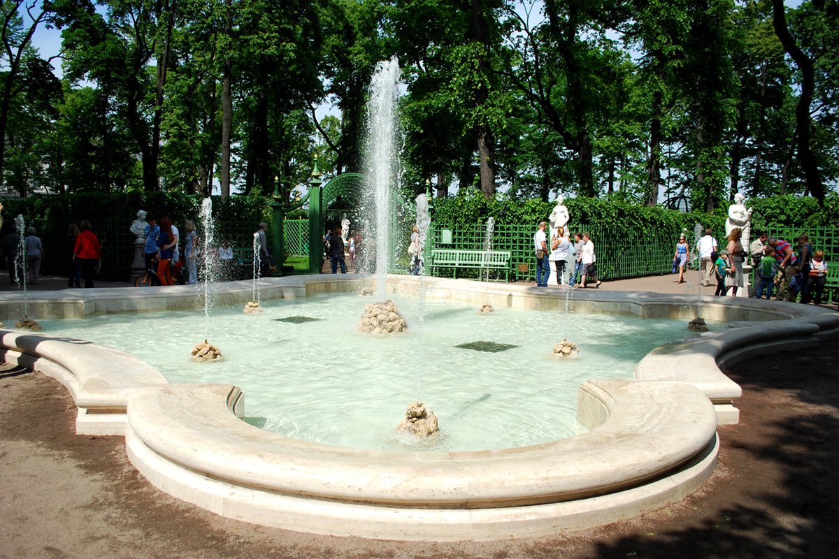 Гербовый фонтан в летнем саду