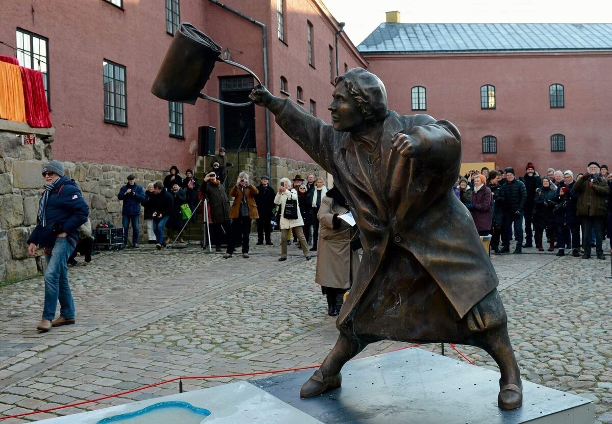 Памятник Дануте Даниэльссон в шведском городе