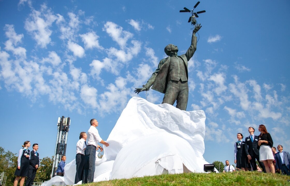 Памятник Игорю Сикорскому в Киеве